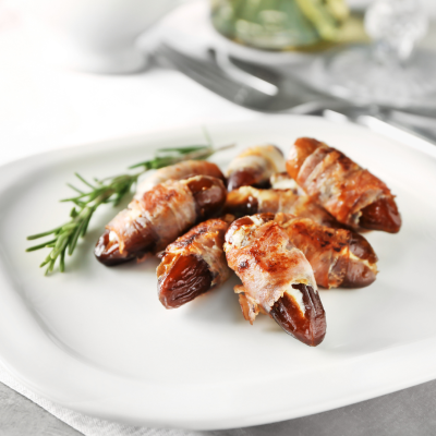 Mit Speck umwickelte Datteln